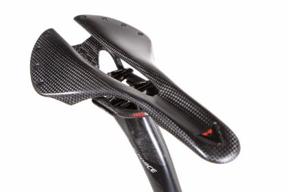 Image de selle Astute One Carbon Matt